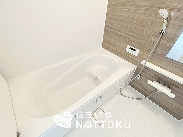 【現地写真（浴室）】浴室暖房乾燥機付き。１坪タイプで広々です。