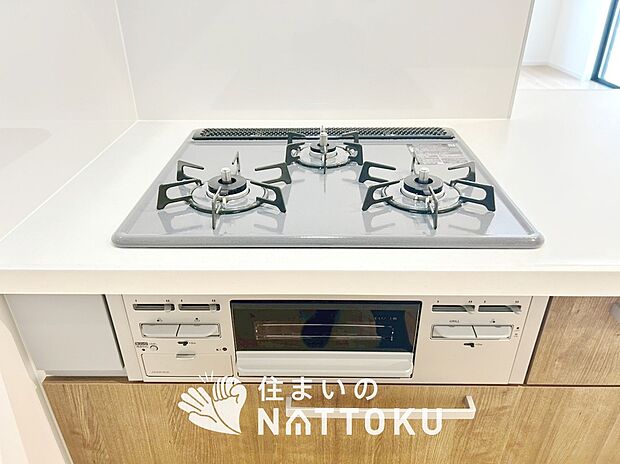 【ビルトインコンロ】フラットな構造で清掃性が高く、過熱防止センサー付3口タイプで日頃の家事も快適です。