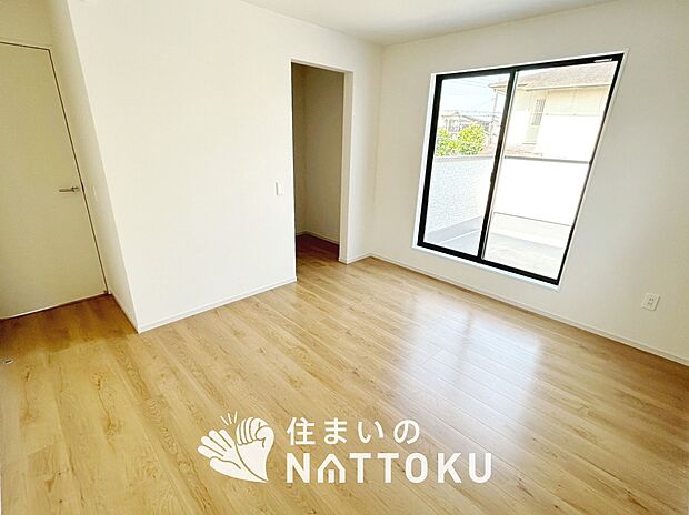 【現地写真(寝室)】木目の美しさを際立たせるシンプルデザインの建具を使用しています。