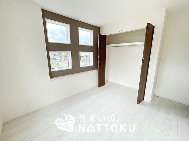 【現地写真（寝室）】木目の美しさを際立たせるシンプルデザインの建具を使用しています。