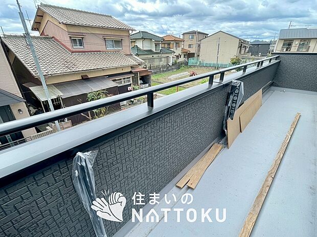 【バルコニー】奥行きが広く、洗濯物をゆったりと干せる十分な広さで、家族の洗濯も捗ります。