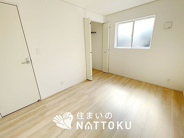 【現地写真（寝室）】木目の美しさを際立たせるシンプルデザインの建具を使用しています。