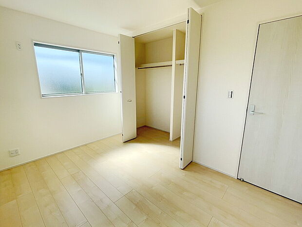 【現地写真(洋室)】木目の美しさを際立たせるシンプルデザインの建具を使用しています。