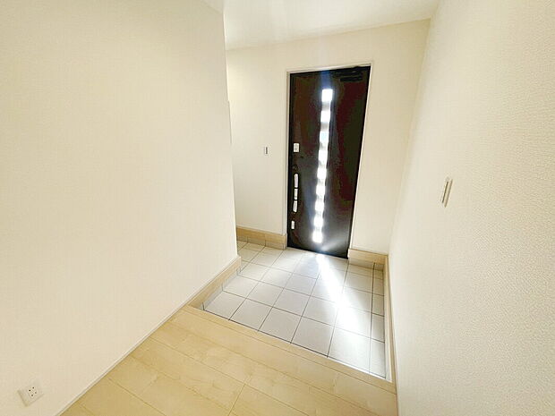 【現地写真(玄関)】玄関には、大型のシューズ収納を設置しています。