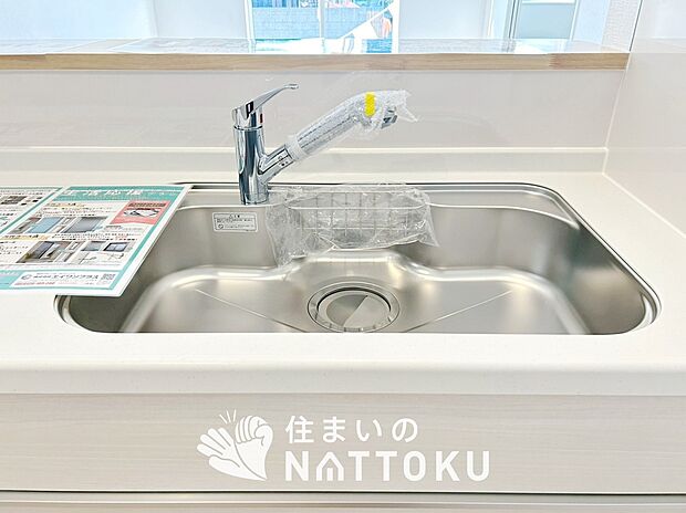 【浄水器内臓ハンドシャワー付シンク】広々とした凸型シンクに洗剤ポケットを標準装備。すっきり収納できます。
また、蛇口の先端に浄水器を内蔵しているため場所をとりません。
