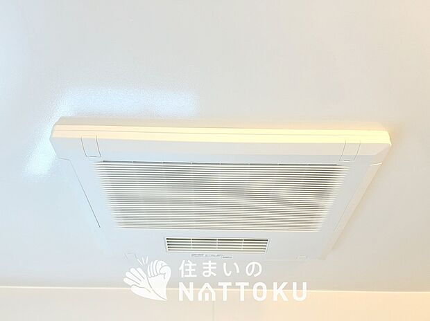 【電気式浴室暖房換気乾燥機】寒い冬場はあたたかく、暑い夏場は扇風機のような心地よさです。
雨の日は、浴室が衣類乾燥スペースになります。