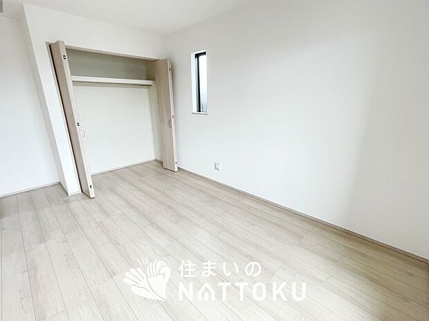 【現地写真(寝室)】木目の美しさを際立たせるシンプルデザインの建具を使用しています。