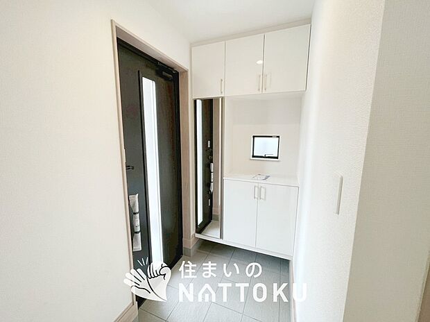 【現地写真(玄関)】玄関には、大型のシューズ収納を設置しています。