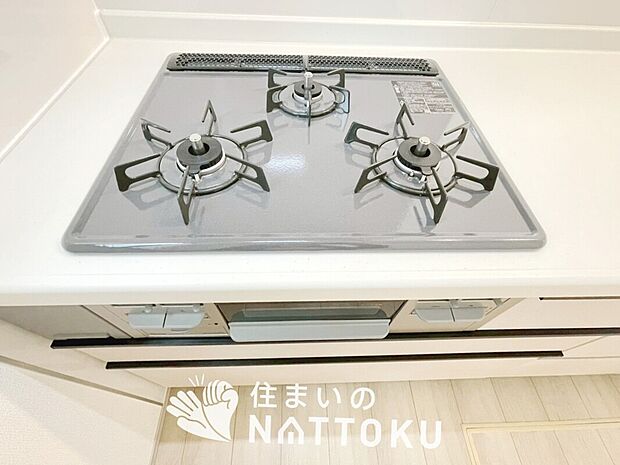 【ビルトインコンロ】フラットな構造で清掃性が高く、過熱防止センサー付3口タイプで日頃の家事も快適です。