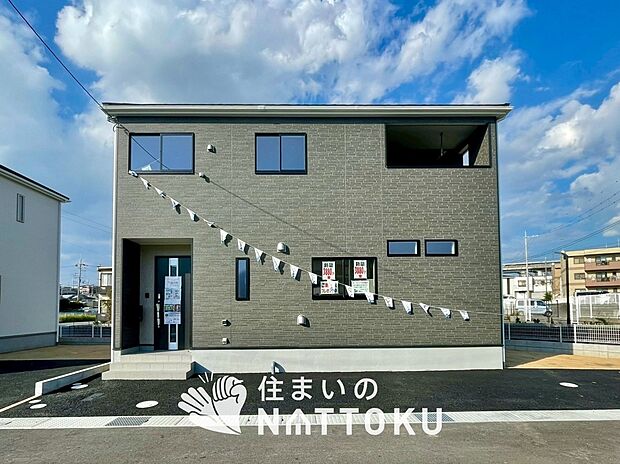 【現地写真（外観）【３号地】】雨で汚れを落とし、耐久性・耐候性に優れた外壁を使用しています。