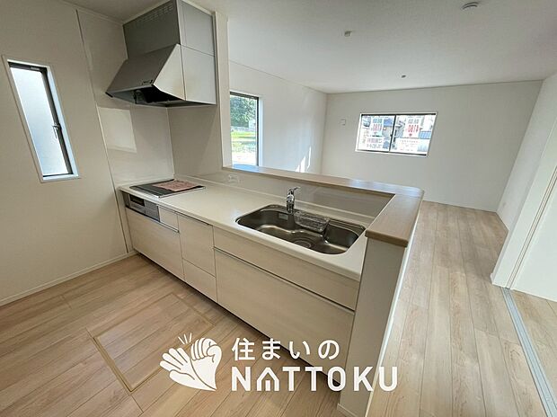 【現地写真（キッチン）】収納たっぷりのシステムキッチン、浄水器付水栓を標準装備しています。