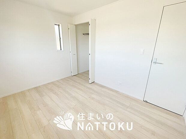 【現地写真（寝室）】木目の美しさを際立たせるシンプルデザインの建具を使用しています。