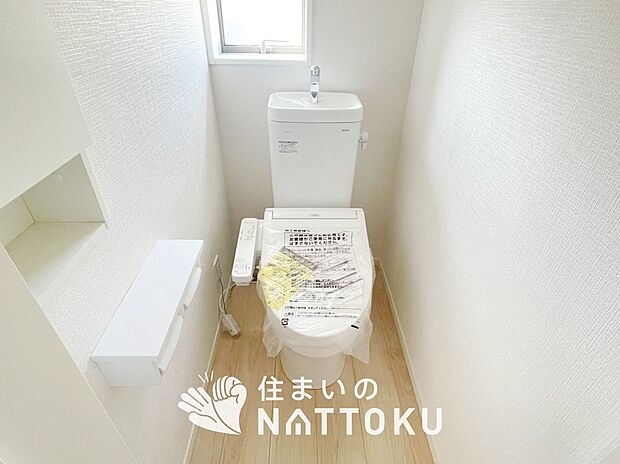 【トイレ】汚れてもサッとひと拭きでお手入れ簡単、エコ仕様の温水洗浄便座付きのトイレです。
バリアフリーにも配慮しています。
