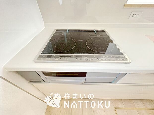【ビルトインコンロ】フラットな構造で清掃性が高く、過熱防止センサー付３口タイプで日頃の家事も快適です。