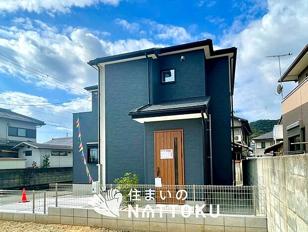 【現地写真（外観）】雨で汚れを落とし、耐久性・耐候性に優れた外壁を使用しています。