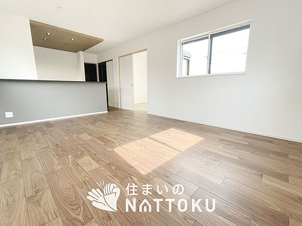 【現地写真（リビング）】フローリング材には、木目、色調など木材特有の風合いがあり、ナチュラルな美しさになっています。