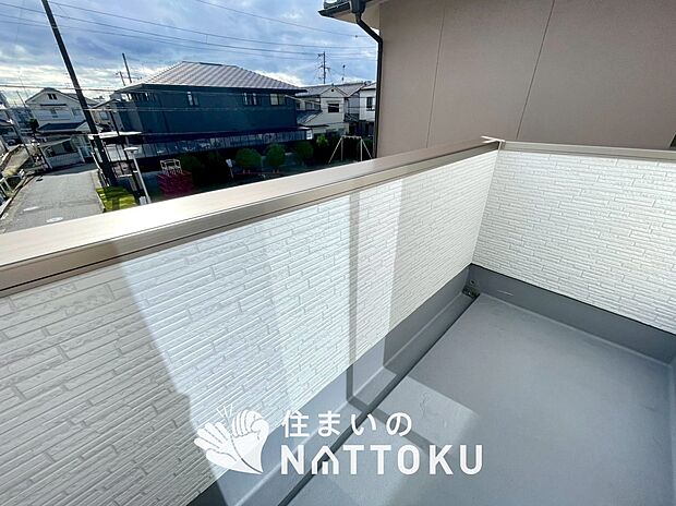 【バルコニー】奥行きが広く、洗濯物をゆったりと干せる十分な広さで、家族の洗濯も捗ります。