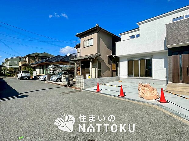 【現地写真（前道含む外観）】お引渡し後も無償の定期点検を行っており、暮らしの安心をお届けしています。