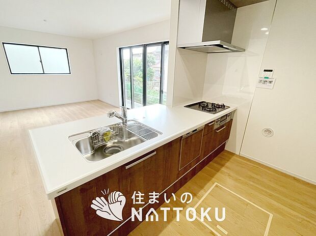 【現地写真(キッチン)】収納たっぷりのシステムキッチン、浄水器付水栓を標準装備しています。