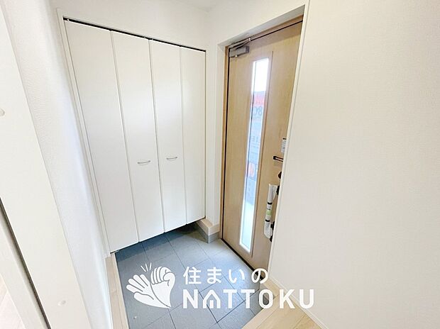 【現地写真(玄関)】玄関には、大型のシューズ収納を設置しています。