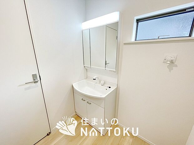 【洗面台・洗面所】鏡の両サイドは、必要なものを取出しやすく、大きな鏡面で朝の準備も快適。
使いやすいリフトアップ機能付きのシングルレバーシャワー水栓付です。