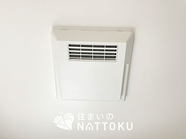 【浴室暖房換気乾燥機】サイドブロー機能で、乾燥効率アップです。
サイドに吹き出しを搭載することにより浴室内を端まで循環する気流ができ、さらに省エネ性能がアップします。