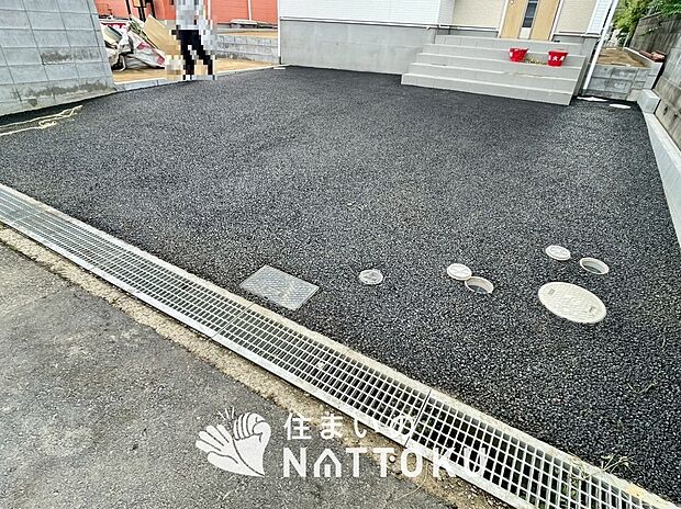 【現地写真(駐車場)】駐車スペースが広く、運転が苦手な方も安心です。