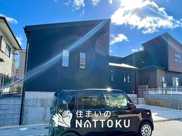 【現地写真（外観）】雨で汚れを落とし、耐久性・耐候性に優れた外壁を使用しています。