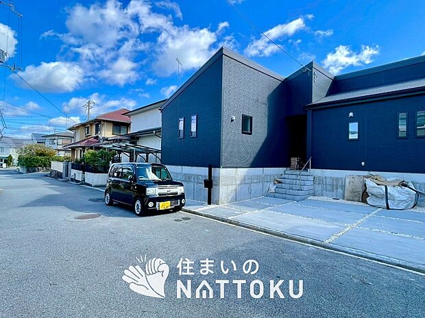 【現地写真（前道含む外観）】軽くて火災に強い屋根材を採用し、地震時の建物への負担や揺れを軽減しています。