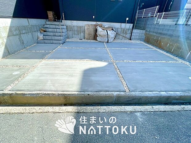 【現地写真（駐車場）】駐車スペースが広く、運転が苦手な方も安心です。