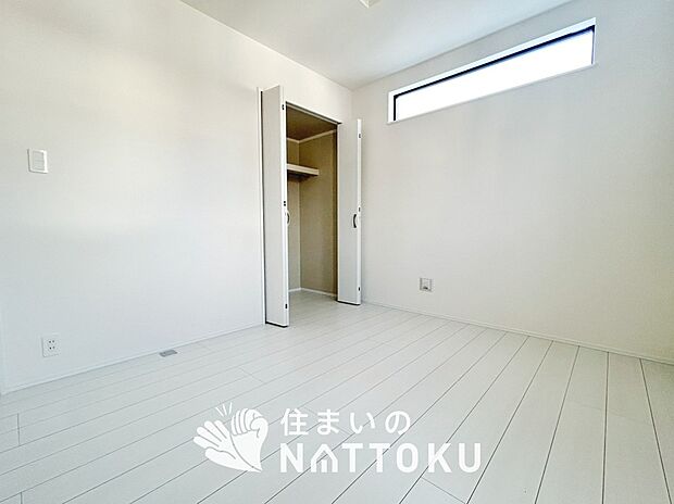 【現地写真（寝室）】木目の美しさを際立たせるシンプルデザインの建具を使用しています。