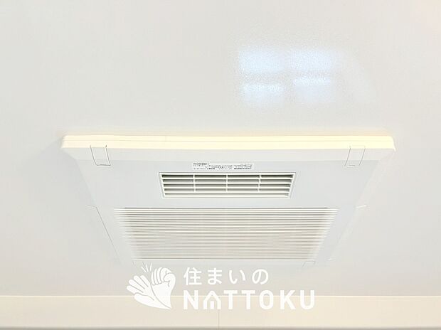 【浴室換気乾燥暖房機】寒い冬場はあたたかく、暑い夏場は扇風機のような心地よさです。
雨の日は、浴室が衣類乾燥スペースになります。