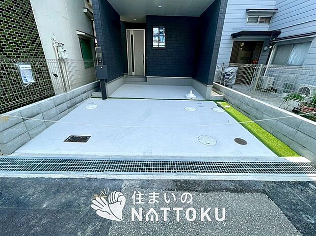 【現地写真（駐車場）】駐車スペースが広く、運転が苦手な方も安心です。