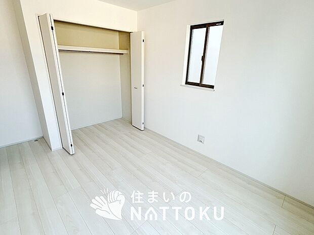 【現地写真(洋室)】木目の美しさを際立たせるシンプルデザインの建具を使用しています。