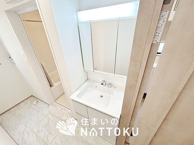 【洗面台・洗面所】鏡の両サイドは、必要なものを取出しやすく、大きな鏡面で朝の準備も快適。
使いやすいリフトアップ機能付きのシングルレバーシャワー水栓付です。
