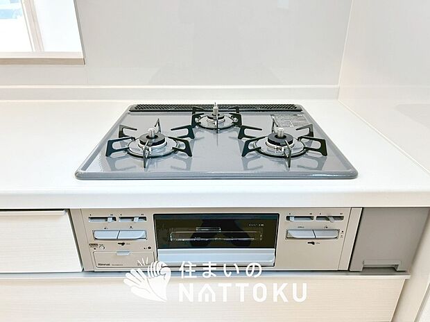 【ビルトインコンロ】フラットな構造で清掃性が高く、過熱防止センサー付３口タイプで日頃の家事も快適です。