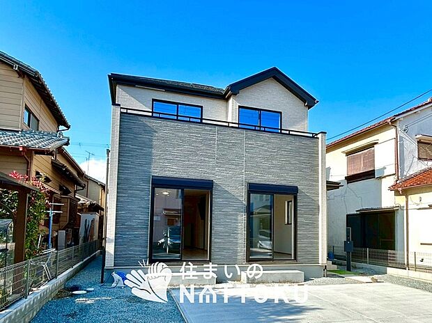 【現地写真（外観）】雨で汚れを落とし、耐久性・耐候性に優れた外壁を使用しています。