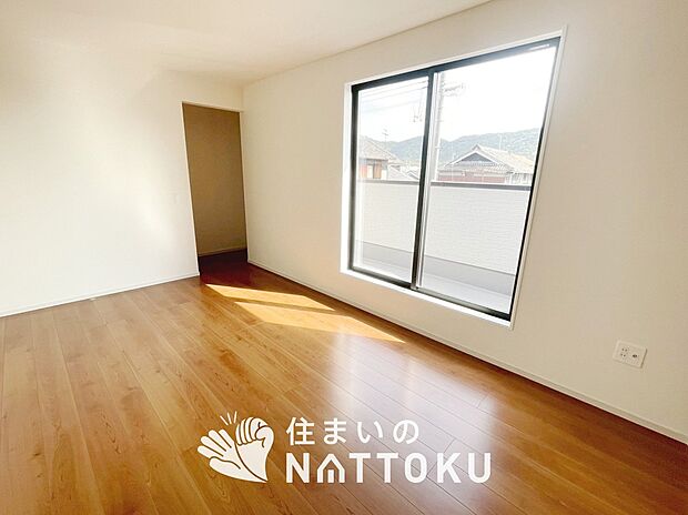 【現地写真(洋室)】木目の美しさを際立たせるシンプルデザインの建具を使用しています。