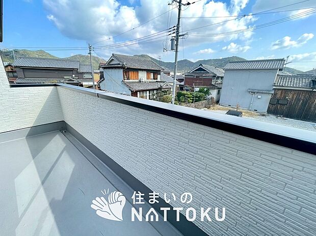 【バルコニー】奥行きが広く、洗濯物をゆったりと干せる十分な広さで、家族の洗濯も捗ります。