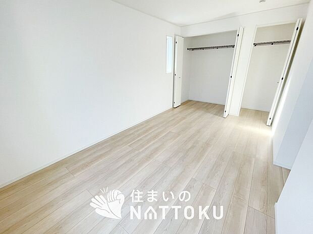 【現地写真（寝室）】木目の美しさを際立たせるシンプルデザインの建具を使用しています。