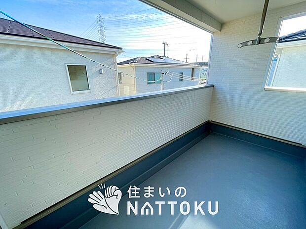【バルコニー】奥行きが広く、洗濯物をゆったりと干せる十分な広さで、家族の洗濯も捗ります。