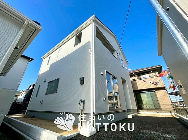 【現地写真（外観）】雨で汚れを落とし、耐久性・耐候性に優れた外壁を使用しています。