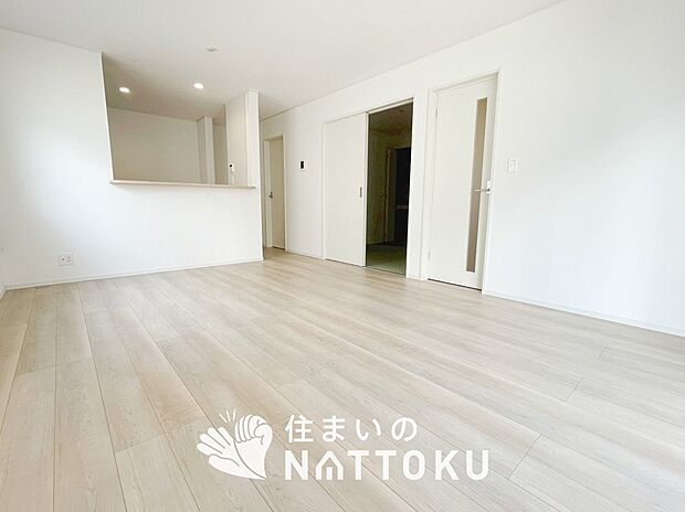 【現地写真（リビング）】フローリング材には、木目、色調など木材特有の風合いがあり、ナチュラルな美しさになっています。