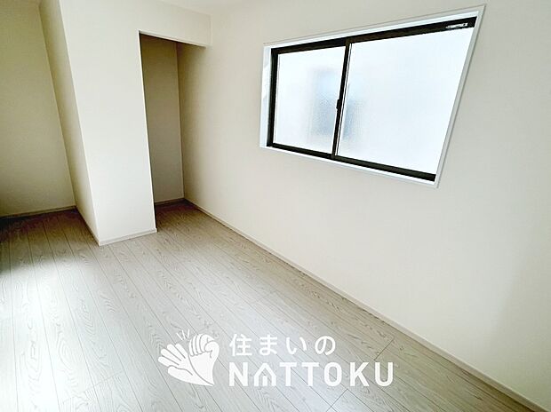 【現地写真(洋室)】木目の美しさを際立たせるシンプルデザインの建具を使用しています。