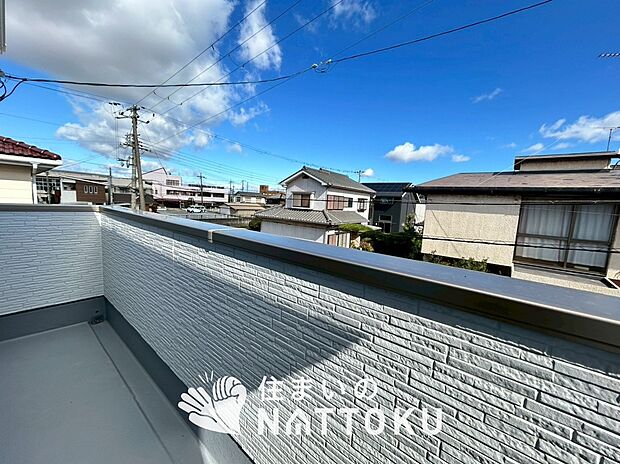 【バルコニー】奥行きが広く、洗濯物をゆったりと干せる十分な広さで、家族の洗濯も捗ります。