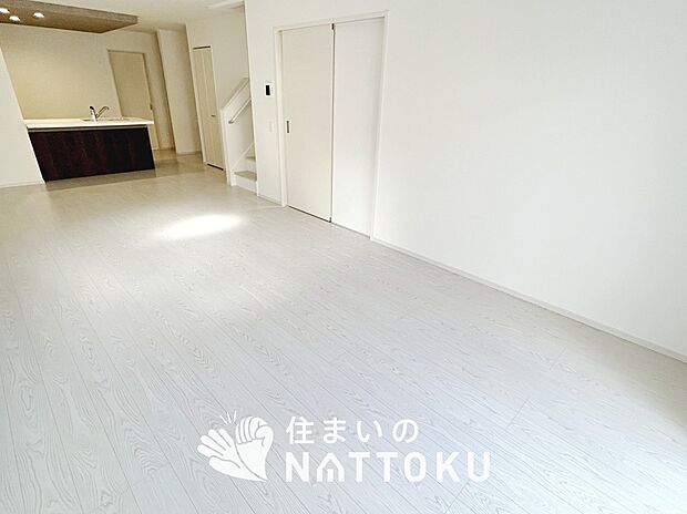 【現地写真(リビング)】フローリング材には、木目、色調など木材特有の風合いがあり、ナチュラルな美しさになっています。