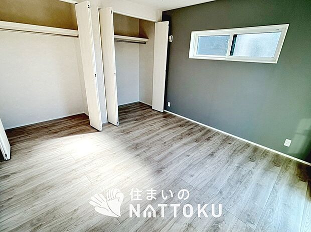 【現地写真（寝室）】木目の美しさを際立たせるシンプルデザインの建具を使用しています。