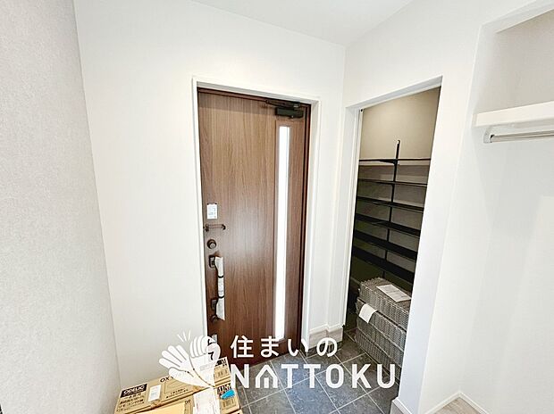 【現地写真（玄関）】玄関には、大型のシューズ収納を設置しています。