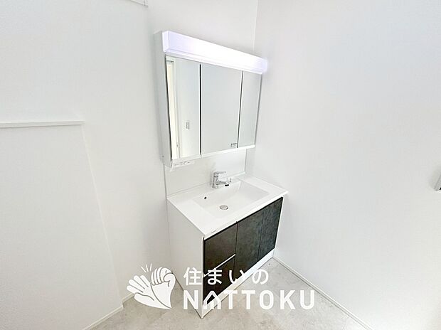 【洗面台・洗面所】鏡の両サイドは、必要なものを取出しやすく、大きな鏡面で朝の準備も快適。
使いやすいリフトアップ機能付きのシングルレバーシャワー水栓付です。
