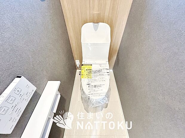 【トイレ】汚れてもサッとひと拭きでお手入れ簡単、エコ仕様の温水洗浄便座付きのトイレです。
バリアフリーにも配慮しています。
